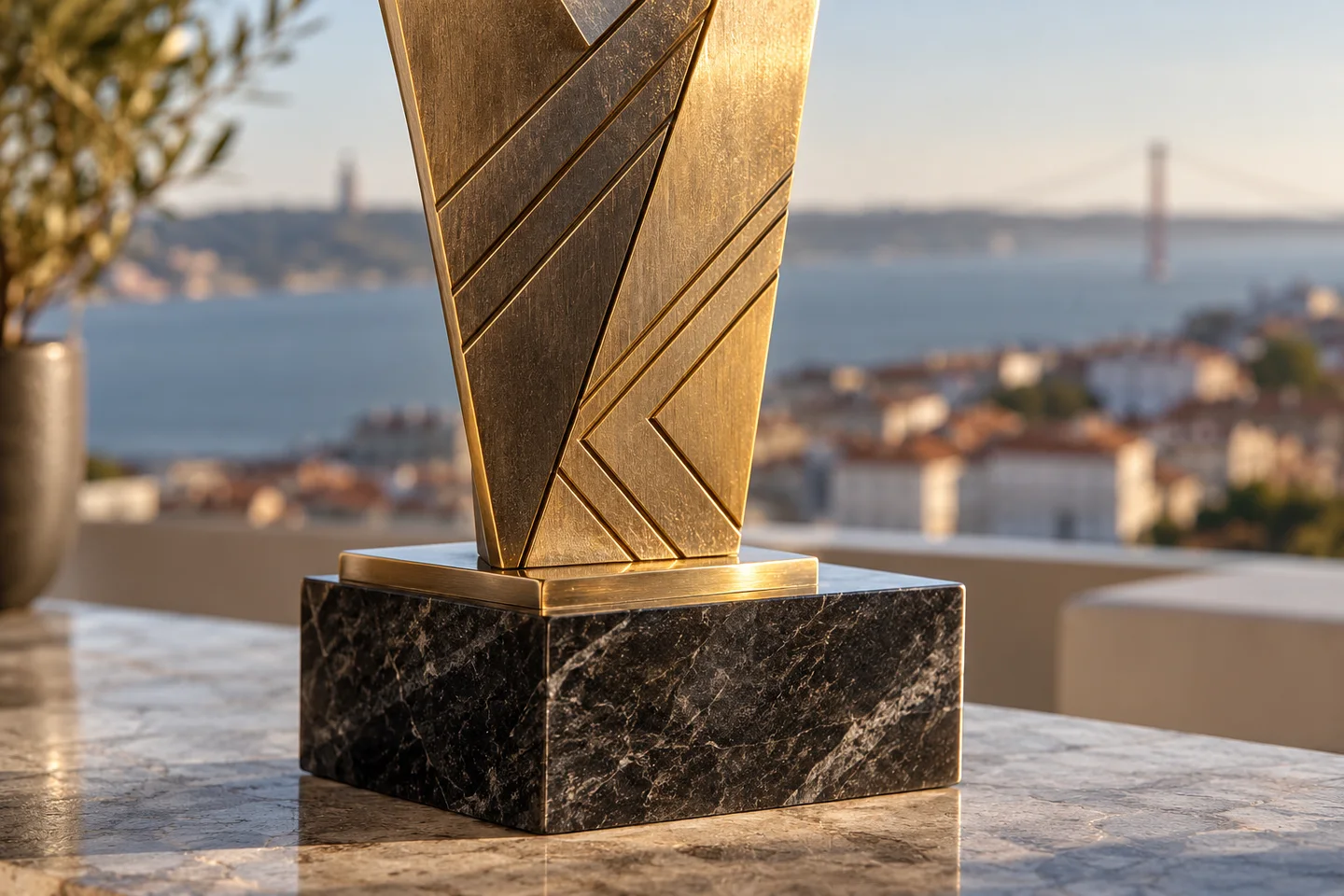 Base em pedra e corpo de um troféu
